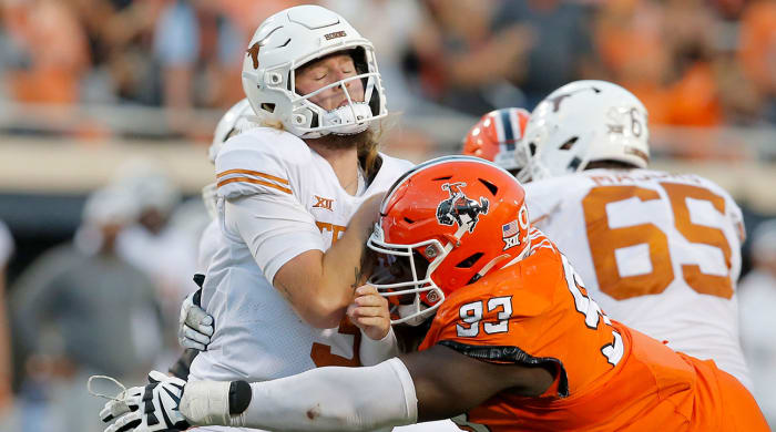 Texas QB Quinn Ewers takes a big hit against Oklahoma State